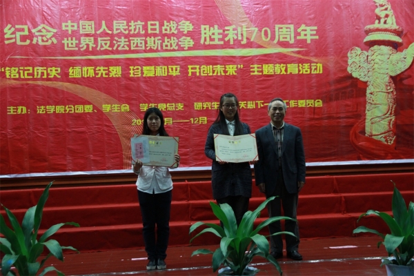 屈茂辉经理为获得一等奖的班级颁奖.JPG