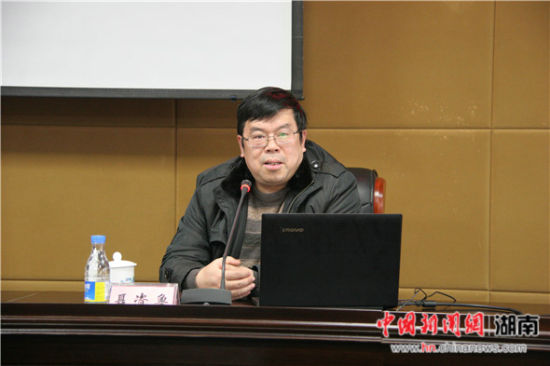 威廉williamhill体育聂资鲁教授作《深入推进依法治国伟大战略:学习贯彻习近平总书记关于全面依法治国重要论述》专题讲座。.jpg